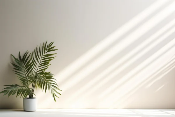Parede clara com efeito de luz e sombra