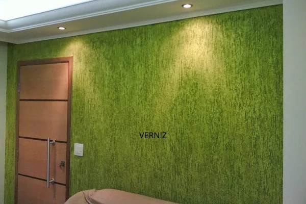 Parede verde com acabamento em grafiato