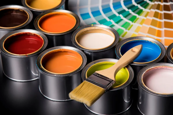 Latas de tinta em diferentes cores