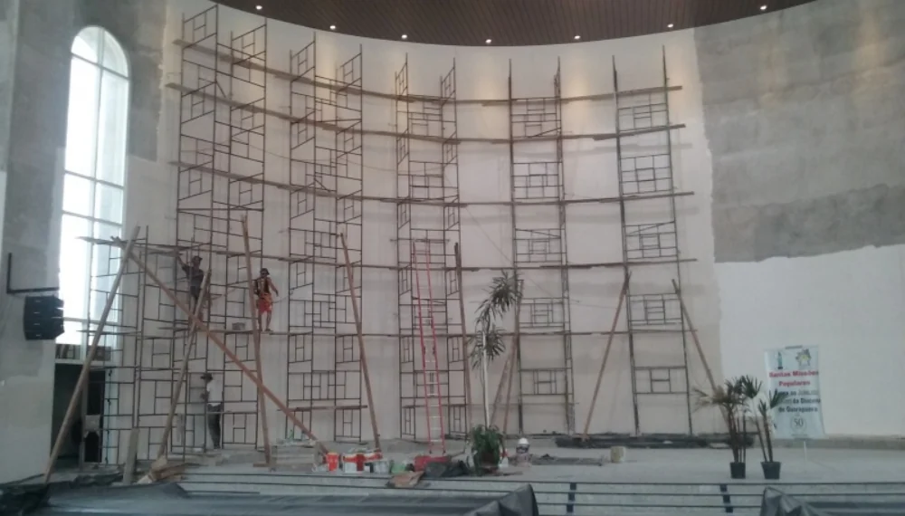Preparação interna para pintura em igreja
