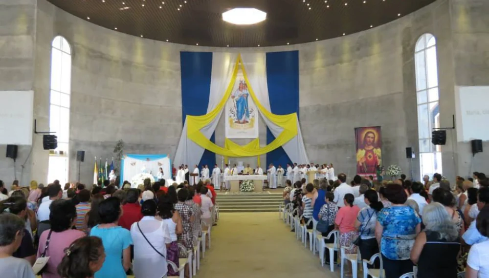 Ambiente interno da Catedral durante celebração