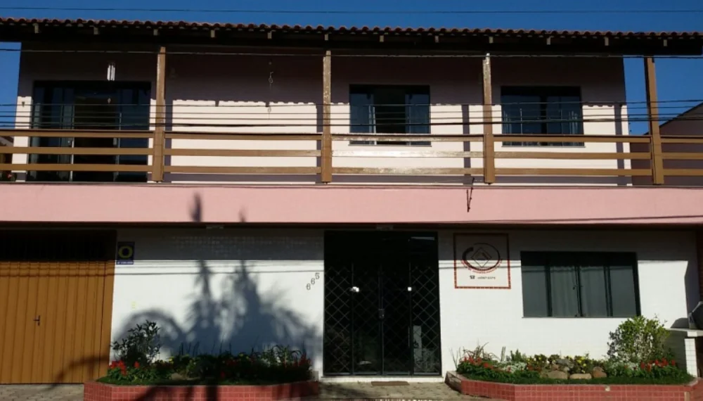 Fachada residencial renovada pela MVF