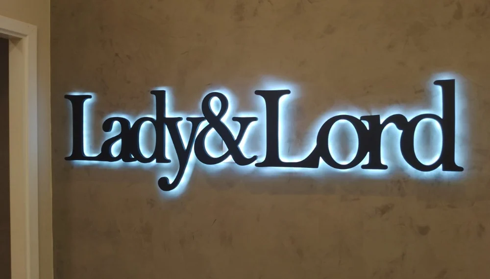 Acabamento decorativo aplicado em ambiente comercial